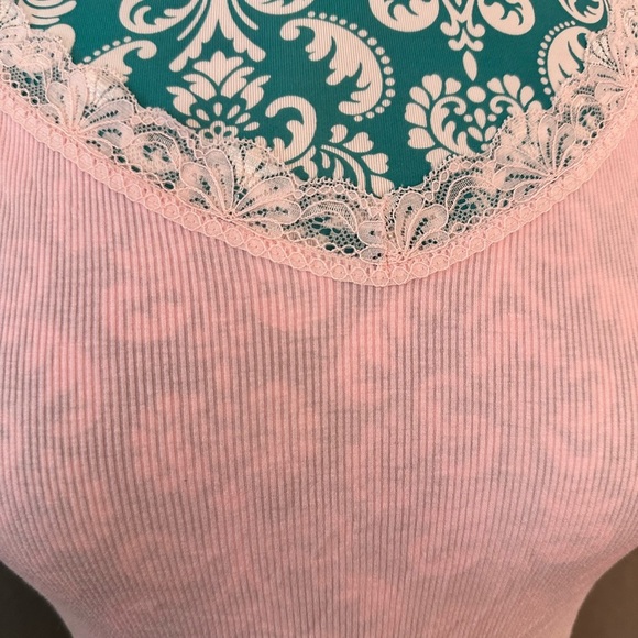 Pink Ribbed Y2K Top. Lace V-neck. NWOT. Soft pink - Picture 2 of 6